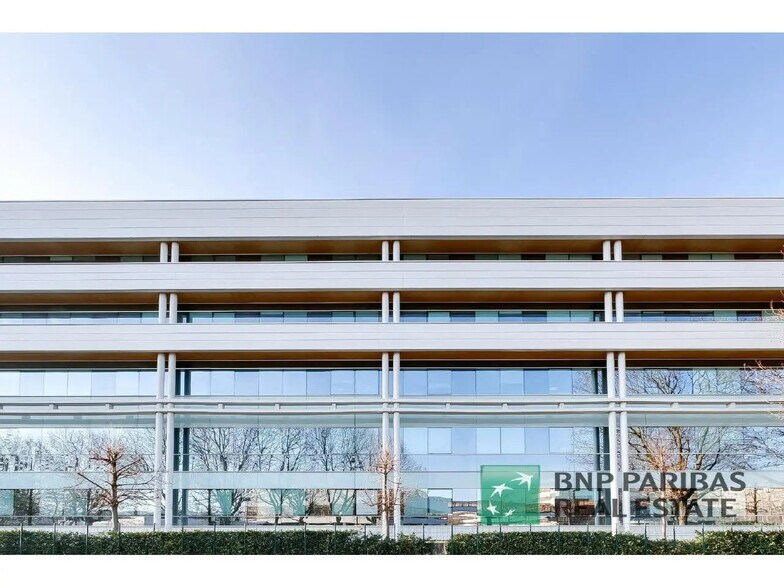 Office in Colombes for lease - Building Photo - Image 2 of 2