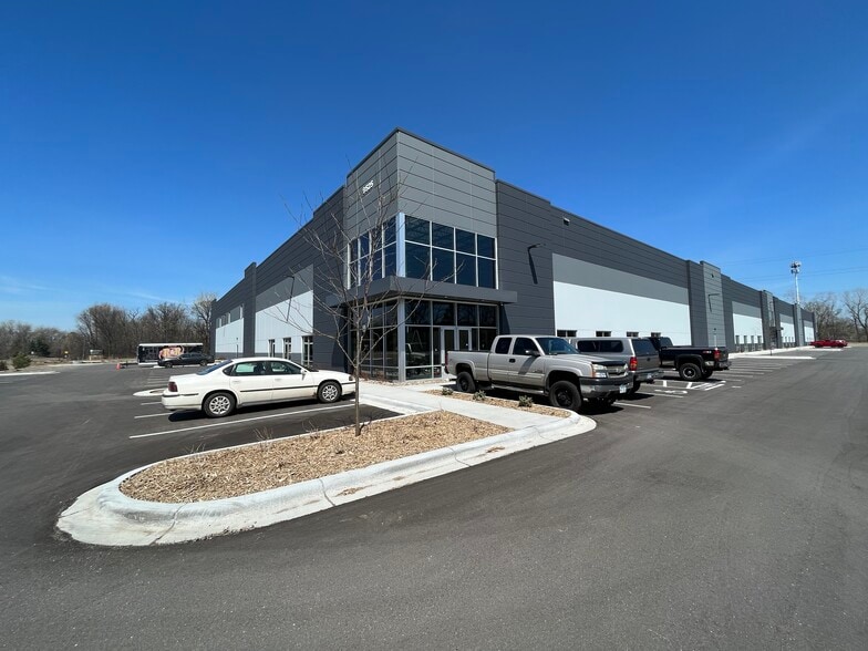 9525 E River Rd, Coon Rapids, MN for lease - Building Photo - Image 2 of 10