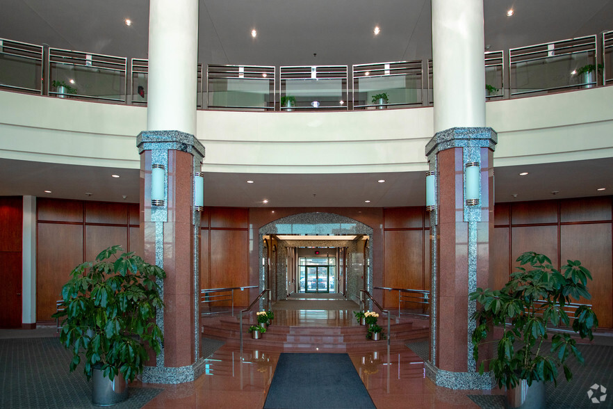 2401 W Big Beaver Rd, Troy, MI for lease - Lobby - Image 3 of 4