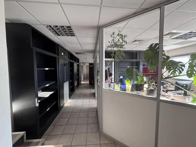 Office in Saint-Priest for lease - Interior Photo - Image 2 of 6