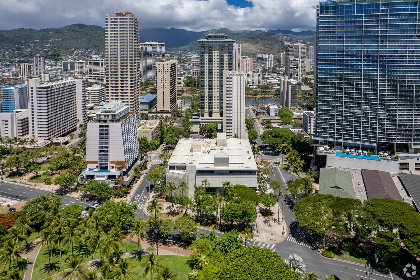 2080 Kalakaua Ave, Honolulu, HI 96815
