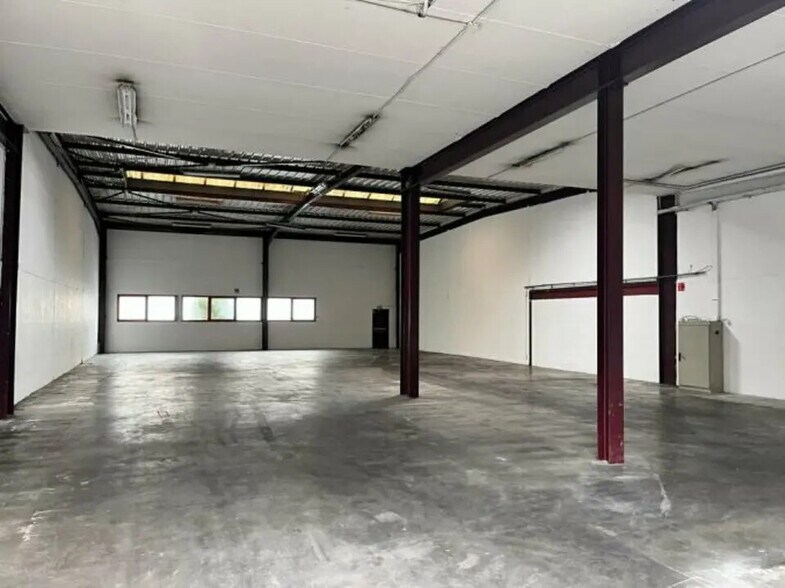 Flex in Le Blanc-Mesnil for lease - Interior Photo - Image 2 of 4