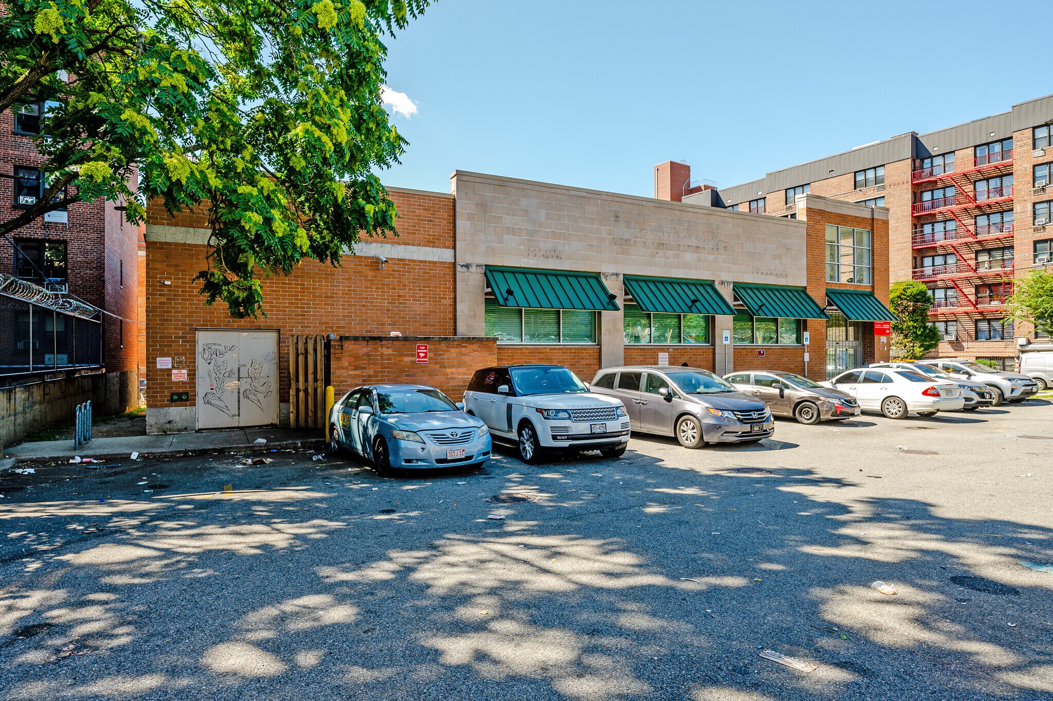 17506 Hillside Ave, Queens, NY 11432 Walgreens (Dark)