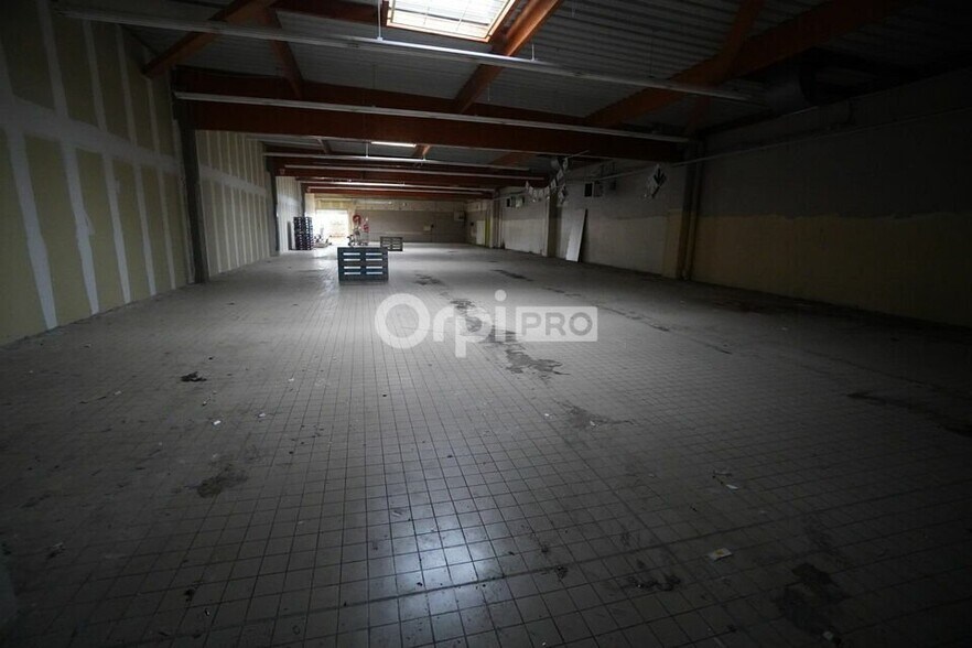 Retail in Talant for lease - Building Photo - Image 1 of 4