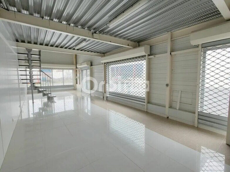 Retail in Bétheny for lease - Interior Photo - Image 2 of 4
