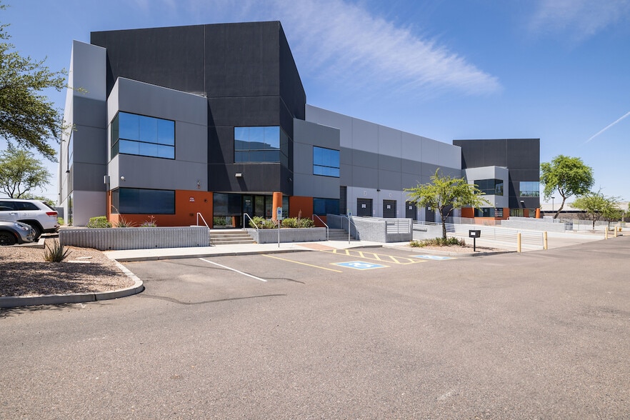 2135 W Obispo Ave, Gilbert, AZ for lease - Building Photo - Image 1 of 7