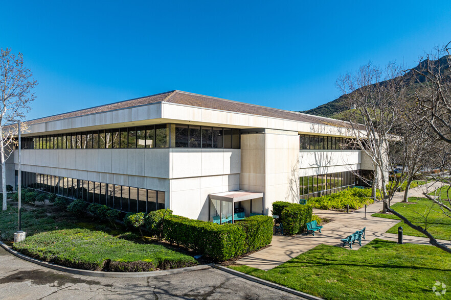 29701 Agoura Rd, Agoura Hills, CA for lease - Primary Photo - Image 1 of 12