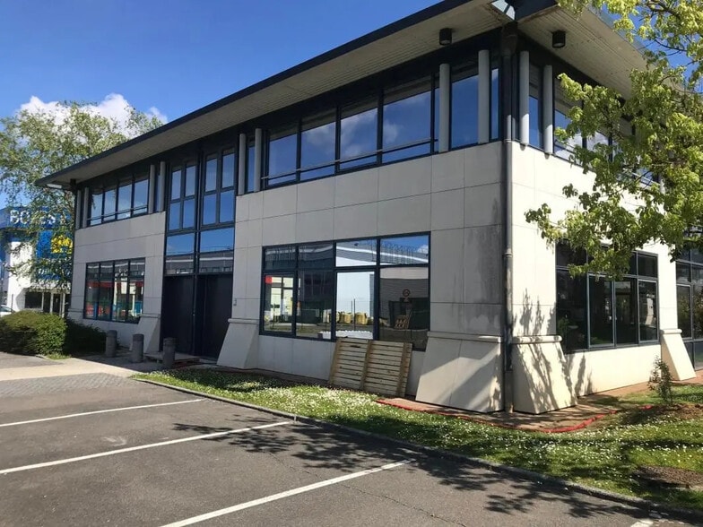 Flex in Trappes for lease - Building Photo - Image 2 of 5