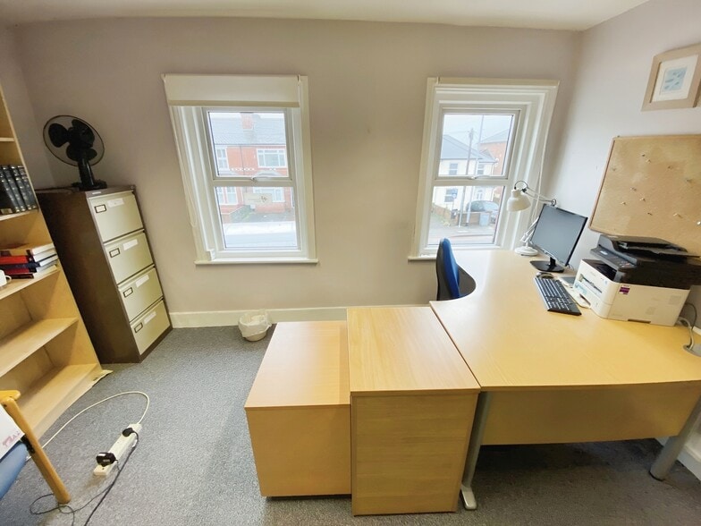 16-16A Norcot Rd, Reading for sale - Interior Photo - Image 3 of 8