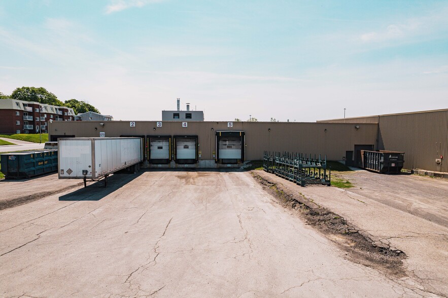 500 Boul Monseigneur-Dubois, Saint-Jérôme, QC for sale - Building Photo - Image 3 of 8