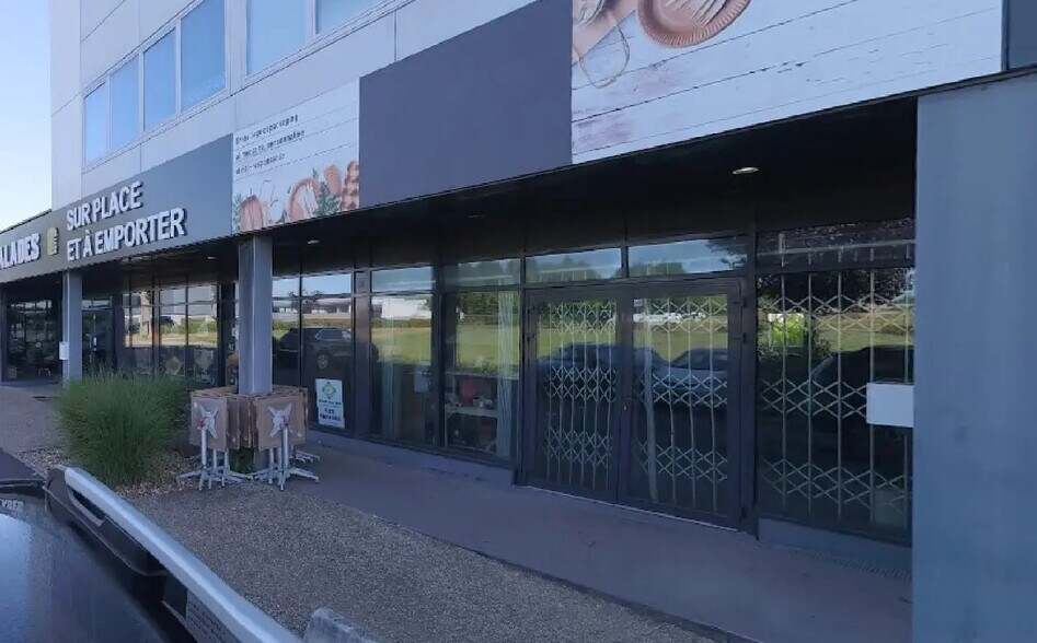 Retail in Chasseneuil-du-Poitou for lease - Building Photo - Image 2 of 2