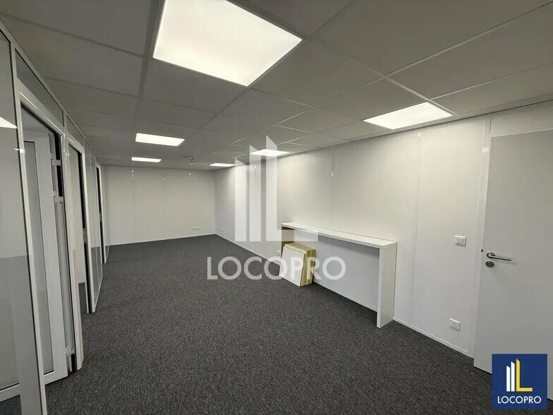 Office in Villeneuve-Loubet for lease - Interior Photo - Image 2 of 11