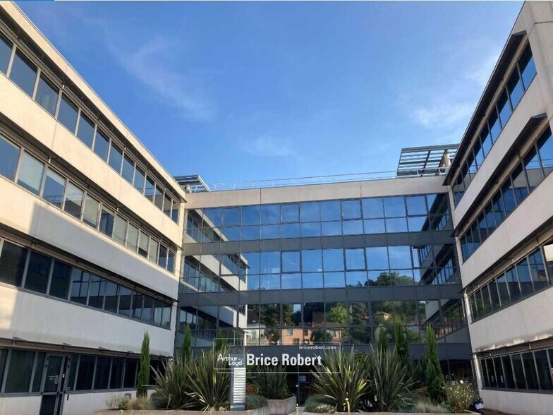 Office in Caluire-et-Cuire for lease - Building Photo - Image 1 of 5