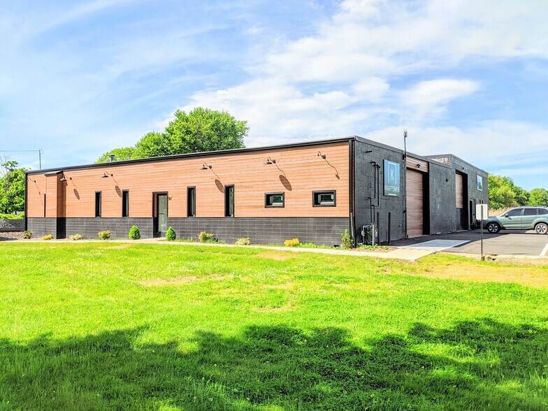 97 Pierson Ln, Windsor, CT for sale - Building Photo - Image 1 of 1