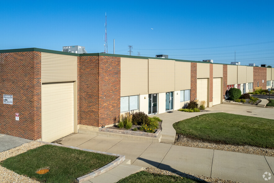 736-776 Industrial Dr, Elmhurst, IL for lease - Primary Photo - Image 1 of 11