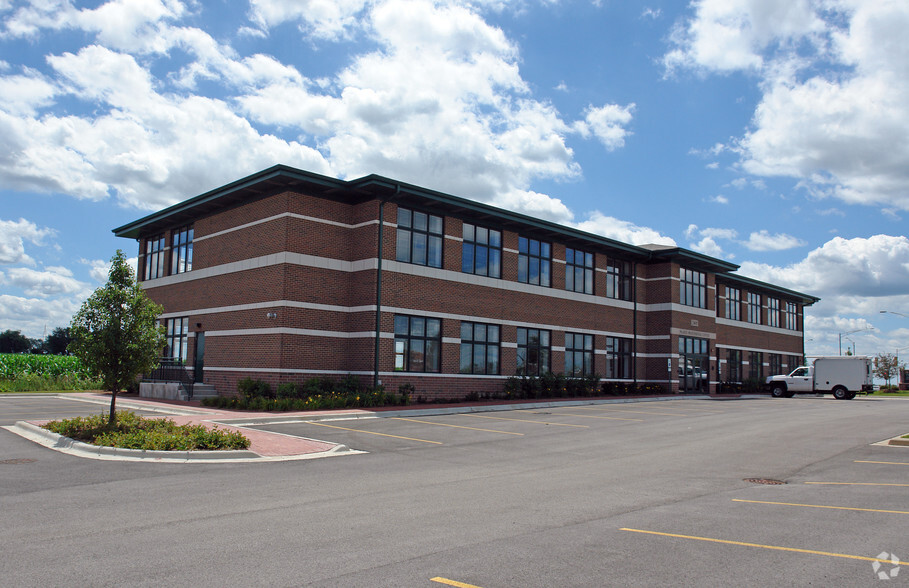 2405 Harnish Dr, Algonquin, IL for lease - Primary Photo - Image 1 of 5