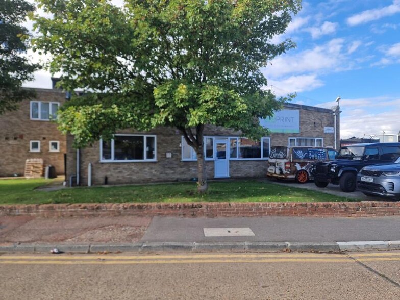 23 Towerfield Rd, Southend On Sea for lease - Building Photo - Image 2 of 6