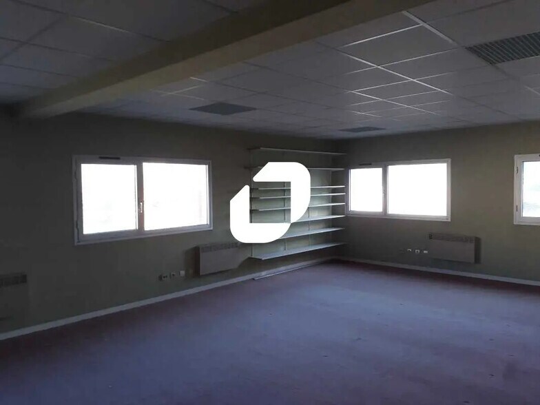 Office in Marcoussis for lease - Interior Photo - Image 3 of 4