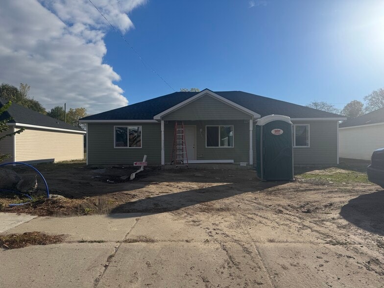 7x Wellington Ave + 21 Potential Studios portfolio of 7 properties for sale on LoopNet.com - Primary Photo - Image 3 of 5