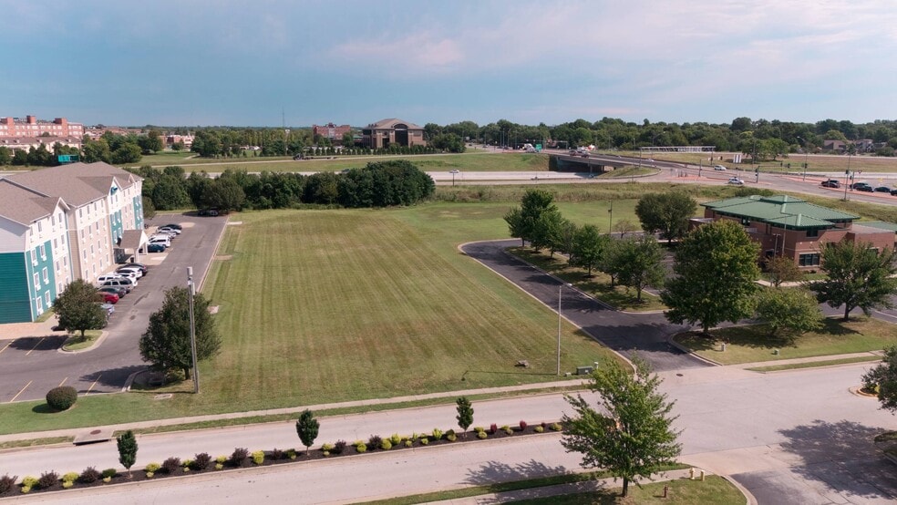 2021 W Kingsley, Springfield, MO for sale - Building Photo - Image 1 of 8