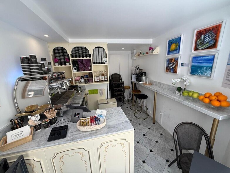 Retail in Cannes for lease - Building Photo - Image 2 of 5