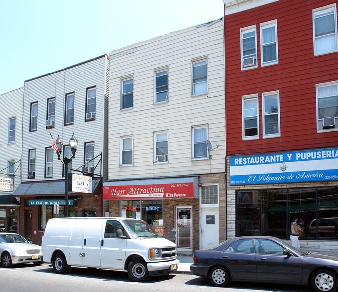 1906 Bergenline Ave, Union City, NJ for sale - Primary Photo - Image 1 of 2