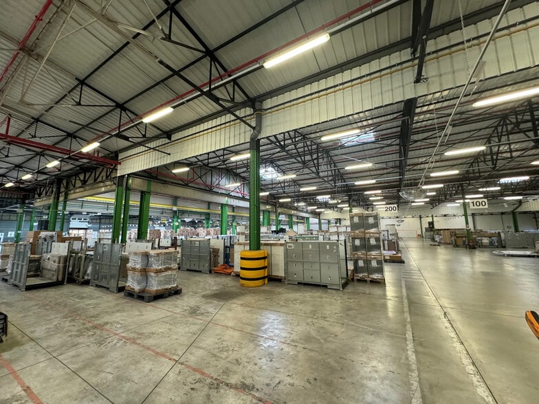 Industrial in SAINT-LÉONARD for lease - Building Photo - Image 3 of 6