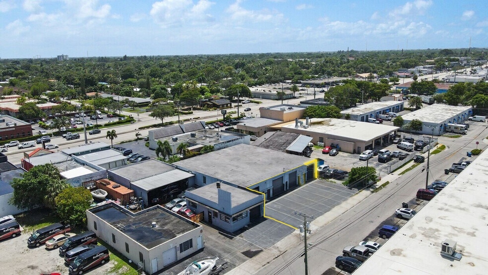 530-536 NE 32nd St, Oakland Park, FL for sale - Building Photo - Image 2 of 6