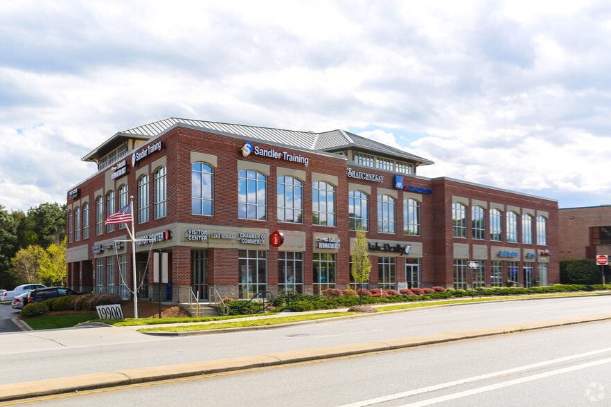 19900 W Catawba Ave, Cornelius, NC for lease - Primary Photo - Image 1 of 12