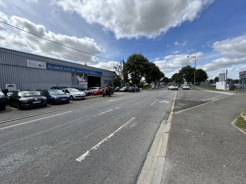 51 Avenue Des Fenots, Dreux for sale - Building Photo - Image 1 of 8