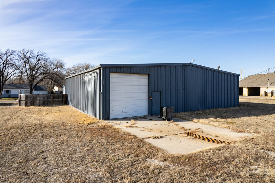 2 Flex Buildings With Yard In Haysville portfolio of 2 properties for sale on LoopNet.com - Building Photo - Image 3 of 17