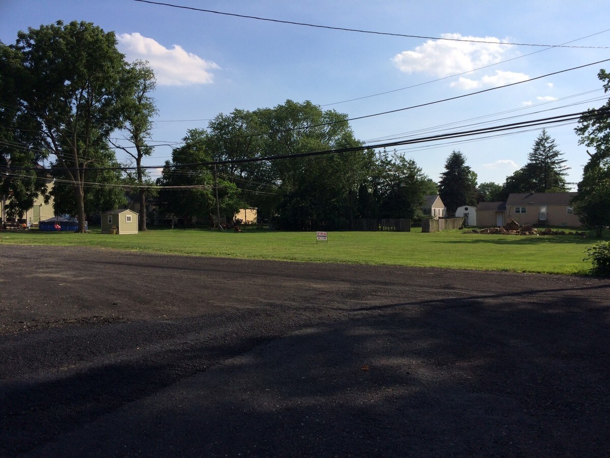 405 Green Lane Ext, Levittown, PA 19057