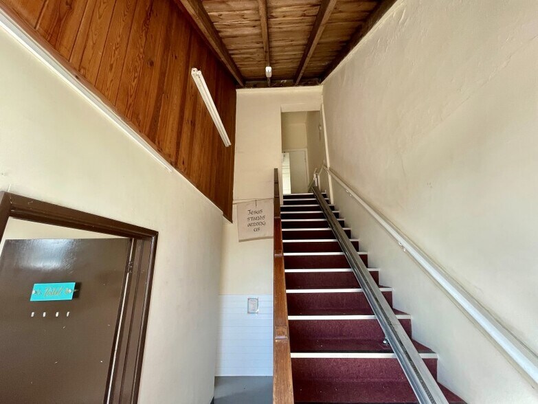 86 Hall Lane, Walton On The Naze for sale - Interior Photo - Image 2 of 10