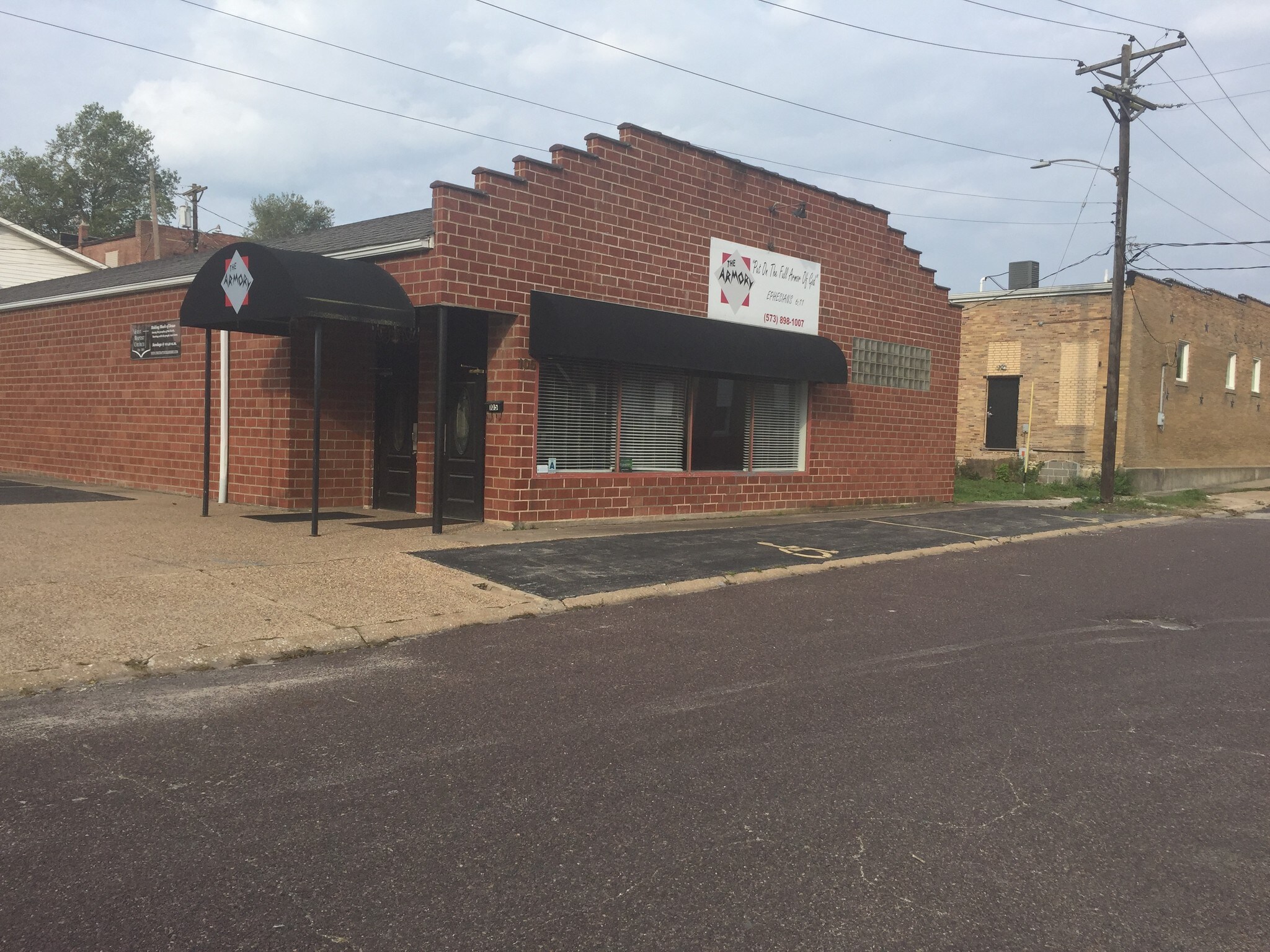 105 S 3rd St, Elsberry, MO 63343