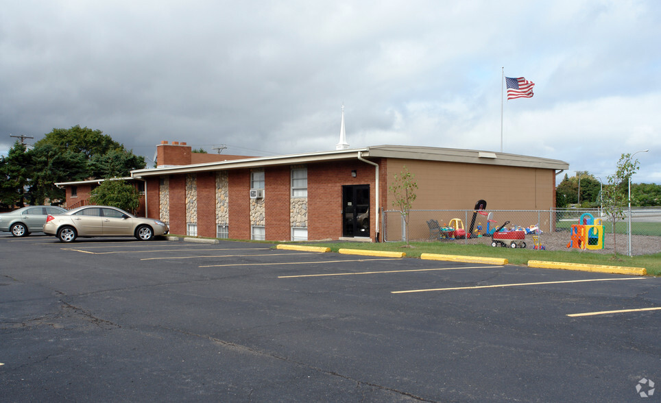 3800 E 11 Mile Rd, Warren, MI for lease - Building Photo - Image 3 of 3