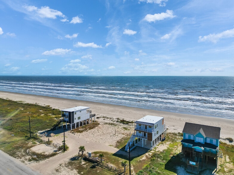 10602 Blue Water Hwy, Freeport, TX for sale - Primary Photo - Image 1 of 38