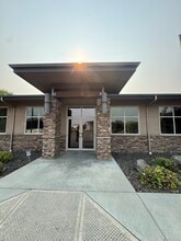 8121 W Grandridge Blvd, Kennewick, WA for lease Interior Photo- Image 1 of 16