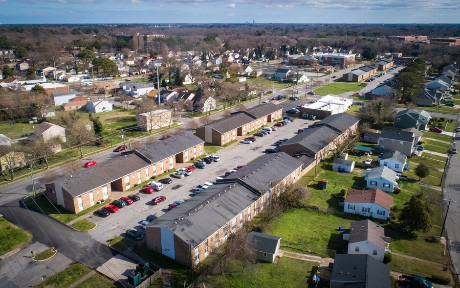 Lansdale Garden & Miramar Apartments portfolio of 3 properties for sale on LoopNet.com - Building Photo - Image 2 of 8