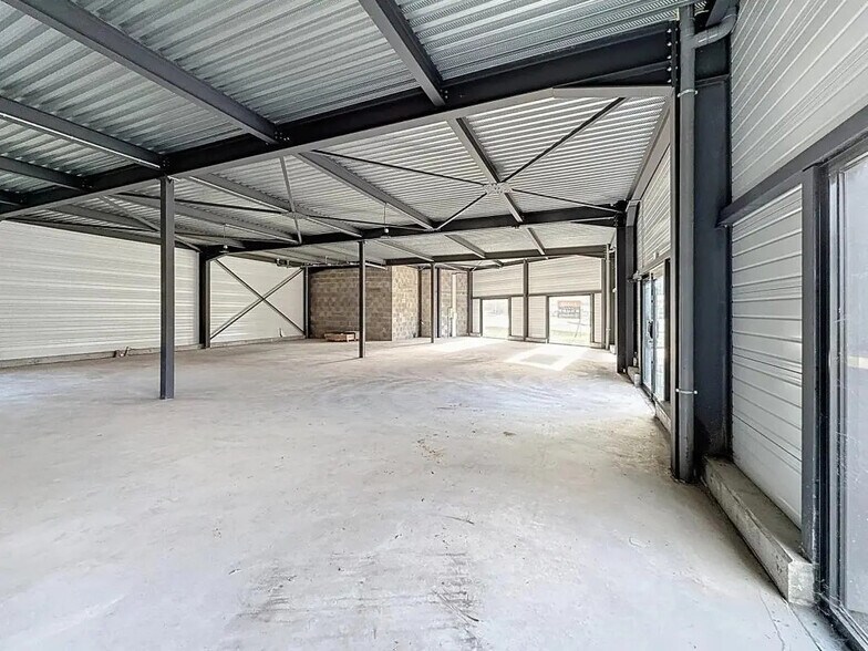 Office in Bourgoin-Jallieu for lease - Building Photo - Image 3 of 11