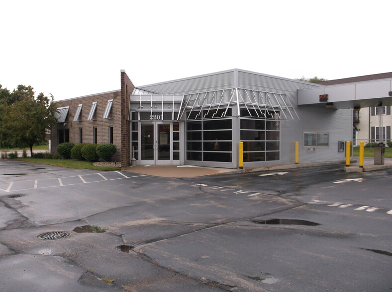 2201 Jackson St, Oshkosh, WI for lease - Building Photo - Image 2 of 18