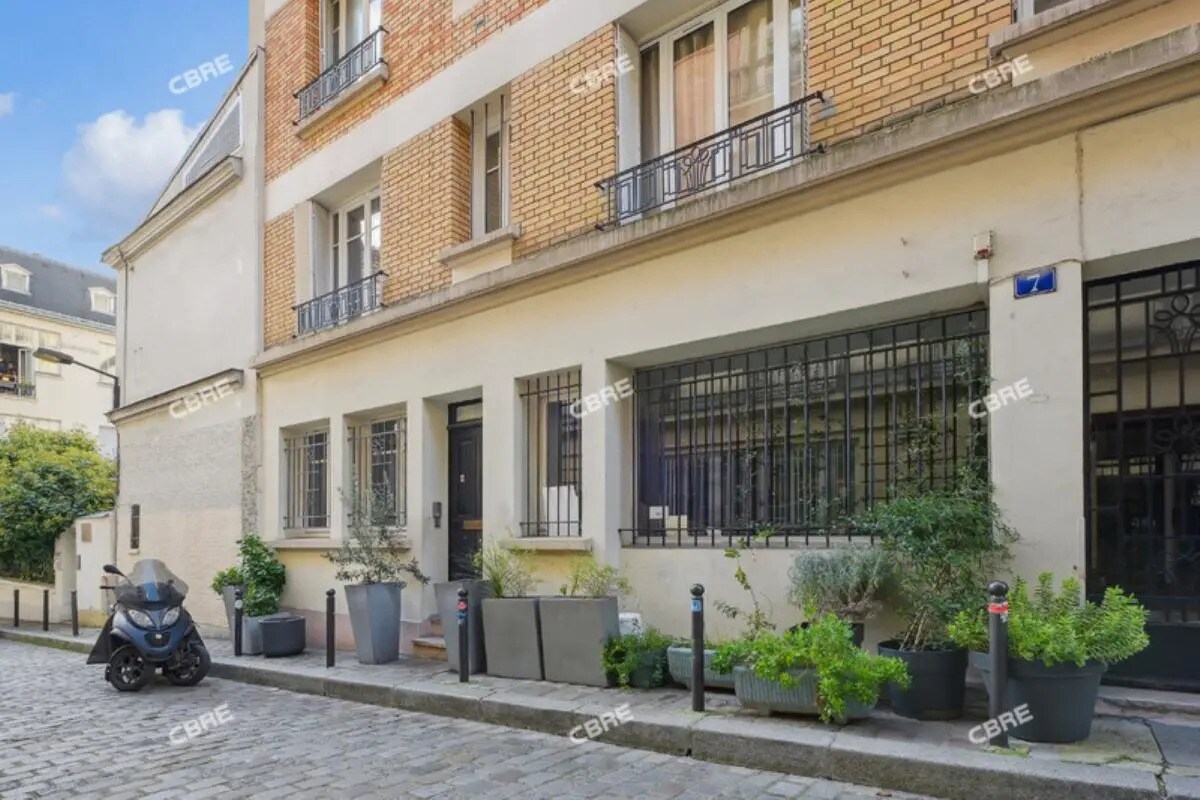 Office in Paris for sale Building Photo- Image 1 of 10