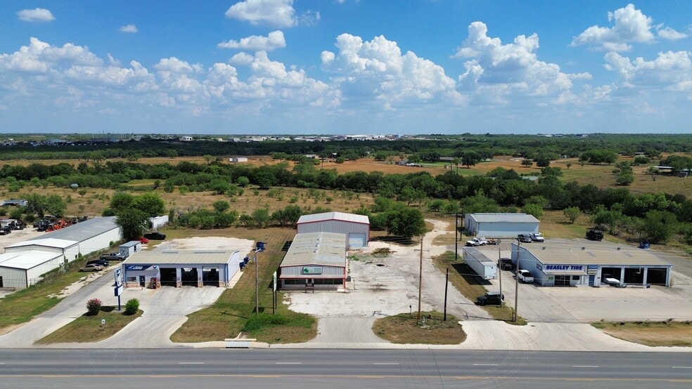 1237 W Oaklawn Rd, Pleasanton, TX for lease - Building Photo - Image 2 of 24