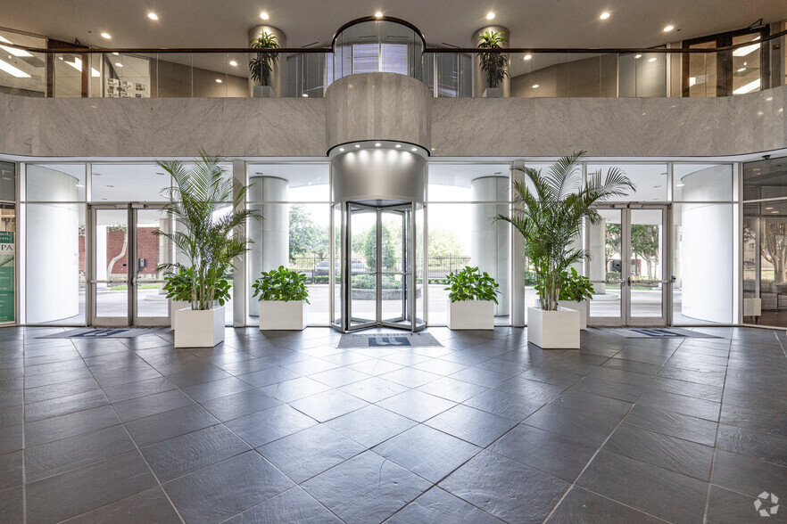 11200 Westheimer Rd, Houston, TX for lease - Lobby - Image 3 of 10