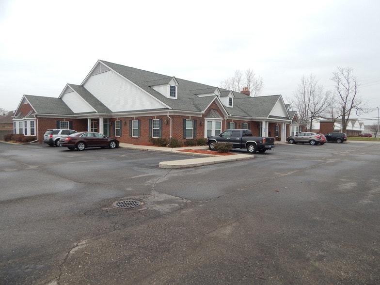 2104 E Eleven Mile Rd, Warren, MI for lease - Building Photo - Image 3 of 10