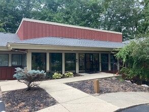 500 Cascade West Pky SE, Grand Rapids, MI for lease Building Photo- Image 1 of 7