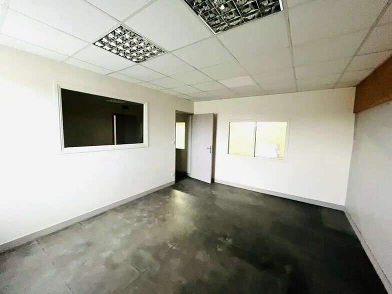 Flex in Harfleur for lease - Interior Photo - Image 2 of 5