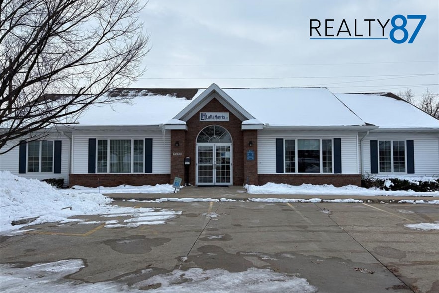 3037 Center Point Rd NE, Cedar Rapids, IA for lease - Building Photo - Image 2 of 8
