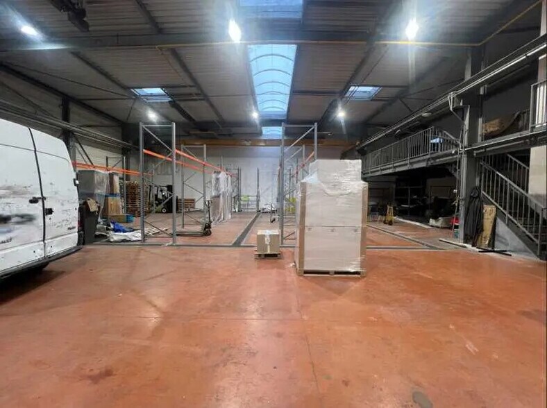 Office in Bron for lease - Interior Photo - Image 3 of 8