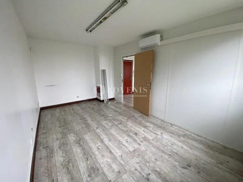 Office in Igny for lease - Interior Photo - Image 3 of 7