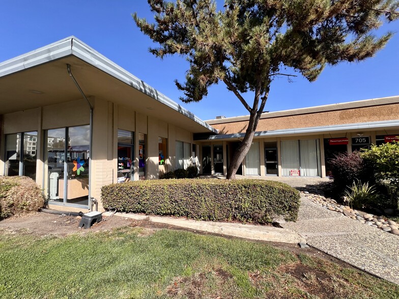 705 Veterans Blvd, Redwood City, CA for lease - Building Photo - Image 1 of 19